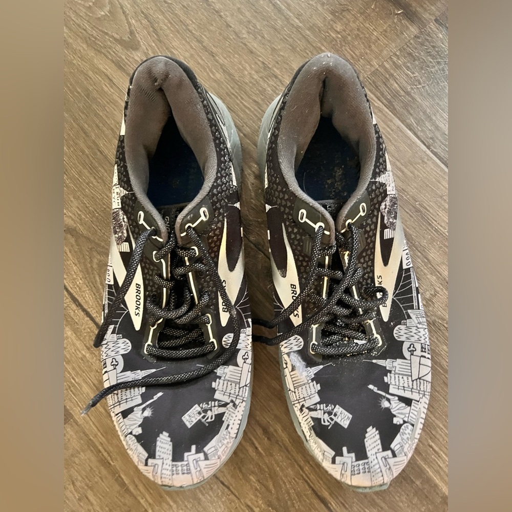Men’s Brooks NEW YORK EDITION - Size 10.5 Used Condition